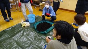 京都市立大塚小学校PTA×桃山エコ推進委員会「生ごみを堆肥に変える段ボールコンポストづくり」
